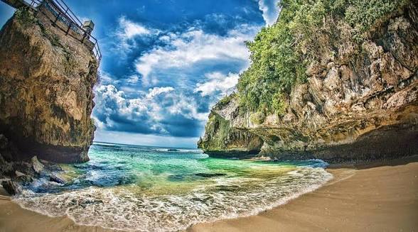 Suluban Beach — Surfer's cave & turquoise reef, near Anjuna Palms Villas, Uluwatu